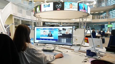 Newsroom von ARD-aktuell: Journalismus verliert an Vertrauen, Lokalzeitungen sterben, Zynismus und Nachrichtenmüdigkeit machen sich breit. Doch Demokratie braucht faktenbasierte Informationen. Wie erreichen Nachrichten wieder mehr Menschen?