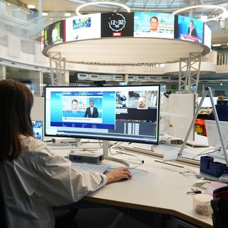 Newsroom von ARD-aktuell: Journalismus verliert an Vertrauen, Lokalzeitungen sterben, Zynismus und Nachrichtenmüdigkeit machen sich breit. Doch Demokratie braucht faktenbasierte Informationen. Wie erreichen Nachrichten wieder mehr Menschen?