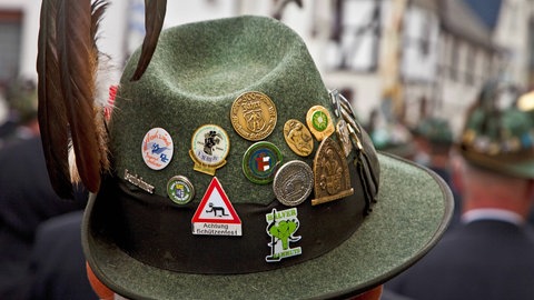 Die Feder am Hut hat vielerorts Tradition – allerdings hat das dazu geführt, dass Wildvögel dafür getötet wurden. Heute ist schon das Sammeln solcher Federn verboten. Federn etwa zur Dekoration dürfen nur mit Einwilligung der Behörden verkauft werden.