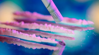 Mit einem gerollten Geldschein wird eine Linie Kokain aufgenommen: Immer mehr Menschen konsumieren Kokain, der Drogenhandel blüht. Was können Kommunen tun? Und was hilft Konsumenten? 