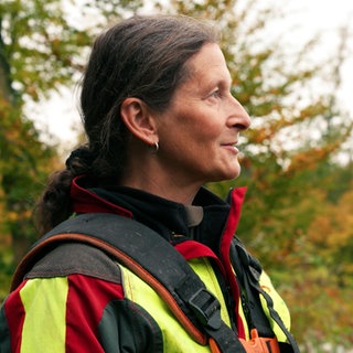 Sylvia Göbel arbeitet im Wald von Burg Guttenburg.