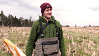 Biologe Moritz Ott ist im Moor unterwegs auf der Suche nach Moorfröschen