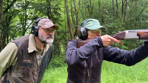 Jäger Ralph Steffen und seine angehenden neuen Kollegin beim Jagdtraining