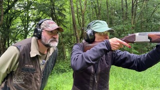 Jäger Ralph Steffen und seine angehenden neuen Kollegin beim Jagdtraining