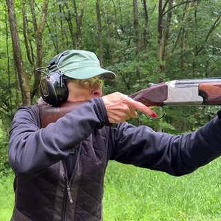 Jäger Ralph Steffen und seine angehenden neuen Kollegin beim Jagdtraining
