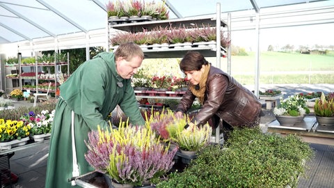 Sonja Faber-Schrecklein besucht die Blumenmönche in Dettingen an der Erms. Gemeinsam mit Bruder Markus arbeitet sie in der Gärtnerei.