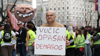 Eine regierungskritische Demonstration in Belgrad, Serbien, am 15. März 2025. Mehr als 100.000 Menschen protestierten gegen Korruption und Präsident Aleksandar Vučić. Auf einem Plakat steht: Vučić opasan demagog – Vučić ist ein gefährlicher Demagoge.