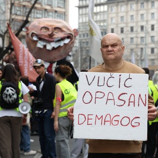 Eine regierungskritische Demonstration in Belgrad, Serbien, am 15. März 2025. Mehr als 100.000 Menschen protestierten gegen Korruption und Präsident Aleksandar Vučić. Auf einem Plakat steht: Vučić opasan demagog – Vučić ist ein gefährlicher Demagoge.
