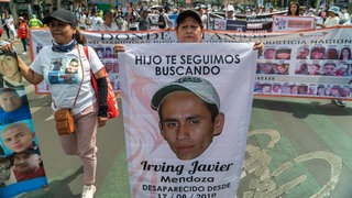 Angehörige von Verschwundenen nehmen am Muttertag 2024 an einem Protest gegen die schleppenden Ermittlungen zum Schicksal vrmisster Personen teil. Mehr als 127.000 Menschen gelten in Mexiko als verschwunden.