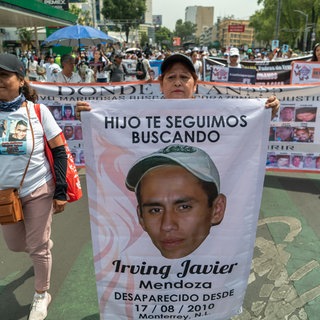 Angehörige von Verschwundenen nehmen am Muttertag 2024 an einem Protest gegen die schleppenden Ermittlungen zum Schicksal vrmisster Personen teil. Mehr als 127.000 Menschen gelten in Mexiko als verschwunden.