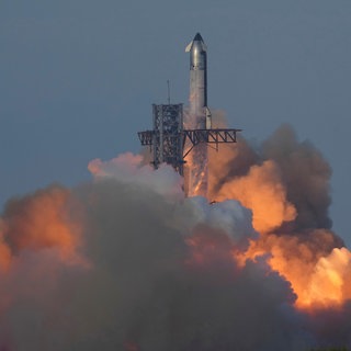 Das Raketensystem Starship von SpaceX startet zu einem Testflug von der Starbase.