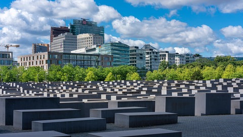 Das Denkmal für die ermordeten Juden Europas, kurz Holocaust-Mahnmal. Es erinnert an die sechs Millionen Juden, die unter der Herrschaft Adolf Hitlers und der Nationalsozialisten ermordet wurden.