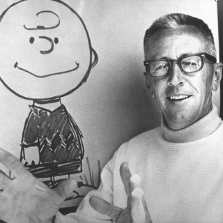 Charles M. Schulz neben einer Zeichnung von Charlie Brown: Charles Monroe Schulz (1922 - 2000) war ein US-amerikanischer Comiczeichner und der Erfinder der Comicserie "Die Peanuts"
