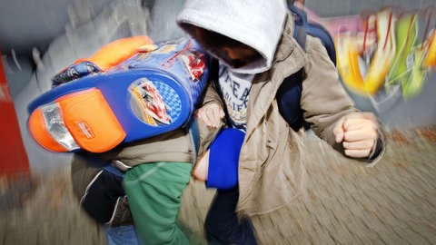 Zwei Kinder in einer Prügelei: Immer wieder kommt es zu Gewaltexzessen zwischen Jugendlichen. Sind das Einzelfälle oder ein gefährlicher Trend?