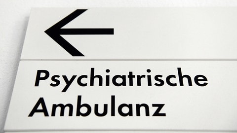 Schild mit Pfeil und Aufschrift: Psychische Ambulanz: Heute können psychisch kranke Menschen mehr denn je am Leben teilhaben. Es gibt betreute Wohneinrichtungen, inklusive Arbeitsstätten und Selbsthilfegruppen.