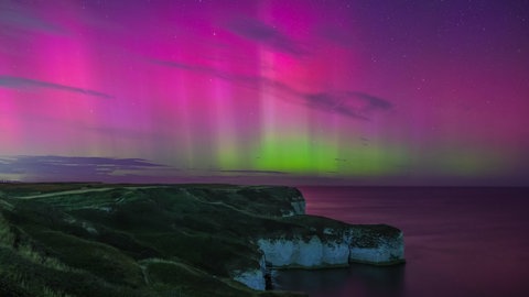 Die Nordlichter, auch bekannt als die Aurora Borealis, leuchten über den Bempton Cliffs, Flamborough, Vereinigtes Königreich am 2. September 2025. Dieses Spektakel verdanken wir dem Sonnensturm, der am 01. September die Erde traf.