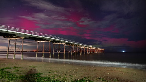 Die Nordlichter waren am 01. September auch durch die Wolken über Saltburn-by-the-Sea in North Yorkshire, Großbritannien sichtbar. Am Dienstag könnten die Polarlichter nach dem starken Sonnensturm wieder erscheinen.