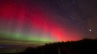 Nordlichter über Dierhagen in Deutschland 2024. Trifft ein Sonnensturm die Erde, können diese Polarlichter zu sehen sein.