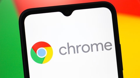 Google Chrome: Logo auf einem Smartphone. Google drohte die Zerschlagung. Im September 2025 entschied ein US-Bundesgericht: Der Konzern muss seine Daten mit Konkurrenten teilen, aber seinen Webbrowser Chrome nicht verkaufen.
