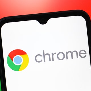 Google Chrome: Logo auf einem Smartphone. Google drohte die Zerschlagung. Im September 2025 entschied ein US-Bundesgericht: Der Konzern muss seine Daten mit Konkurrenten teilen, aber seinen Webbrowser Chrome nicht verkaufen.