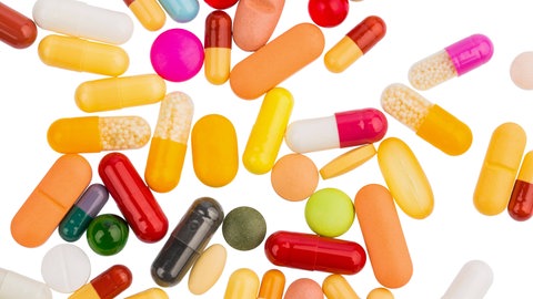 Viele bunte Tabletten, Pillen, Kapseln: Woher weiß das Schmerzmittel, wo es wirken soll? Warum ist bei manchen Medikamenten unklar, warum sie wirken? Warum tut uns ein Medikament gut, wäre aber für eigene Mutter oder Oma gefährlich?