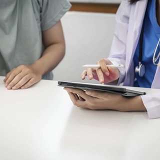 Symbolbild: Arzt beruhigt Patientin