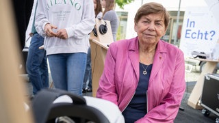 Ruth Winkelmann, NS-Zeitzeugin, beim Auftakt des VR-Projekts "In Echt?": Berichte von Zeitzeugen gibt es heute auch in 3D. Was für die einen eine neue Vermittlungsmöglichkeit ist, sehen Kritiker als Banalisierung der Geschichte.