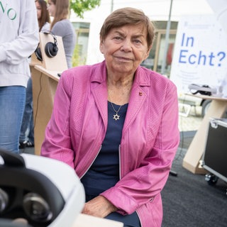 Ruth Winkelmann, NS-Zeitzeugin, beim Auftakt des VR-Projekts "In Echt?": Berichte von Zeitzeugen gibt es heute auch in 3D. Was für die einen eine neue Vermittlungsmöglichkeit ist, sehen Kritiker als Banalisierung der Geschichte.