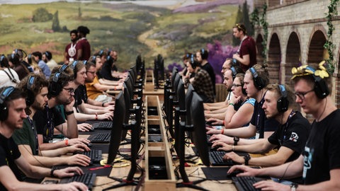 Besucher der Gamescom testen 2025 das Computerspiel "Anno 117" des deutschen Entwicklerstudios Ubisoft Blue Byte: Die Games-Branche kriselt, deutsche Studios hinken bei Top-Spielen hinterher. Finanzierung und Programmierung sind eine Herausforderung.