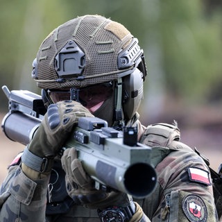 Ein polnischer Infanterist der Territorialverteidigungskräfte trainiert mit einer tragbaren Panzerabwehrwaffe: Seit 2022 steckt Polen viel Geld und Engagement in Aufrüstung und Sicherheit. Das Land will für den Ernstfall gewappnet sein.