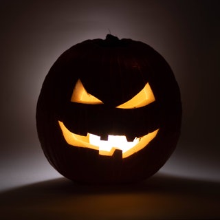 Dunkler Halloween-Kürbis mit gruseligem Gesicht: Ob The Shining, True Crime oder das Horror-Maislabyrinth an Halloween: Viele gruseln sich gern und lieben den Nervenkitzel. Gruseln kann uns sogar gut tun.