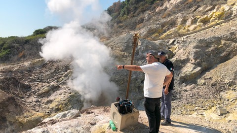 Fumarolen nennt man die Stellen, an denen Wasserdampf und vulkanische Gase aus dem Boden entweichen – oft begleitet von einem deutlichen Schwefelgeruch. Viele Wohngebiete liegen direkt an diesen Fumarolen – wie hier im Hochrisikogebiet Agnano. Der Zugang zu den Fumarolen ist gesperrt und darf nur mit Genehmigung und in Begleitung von Mitarbeitern des INGV Osservatorio Vesuviano besucht werden.