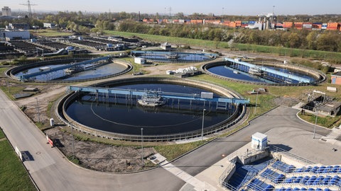 Klärbecken auf dem Gelände der Kläranlage der Emschergenossenschaft in Dortmund-Deusen: Jede zehnte Kläranlage soll bis 2045 nachgerüstet werden, um Reste von Schadstoffen entfernen zu können. Auch das über 100 Jahre alte Kanalnetz muss erneuert werden.