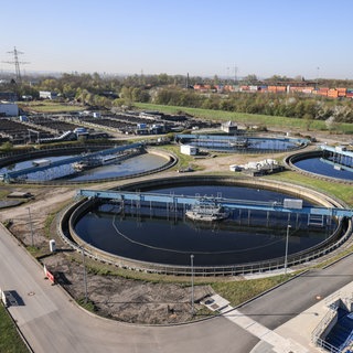 Klärbecken auf dem Gelände der Kläranlage der Emschergenossenschaft in Dortmund-Deusen: Jede zehnte Kläranlage soll bis 2045 nachgerüstet werden, um Reste von Schadstoffen entfernen zu können. Auch das über 100 Jahre alte Kanalnetz muss erneuert werden.