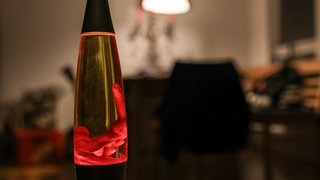 In Lavalampen ist natürlich keine echte Lava. Trotzdem sind die Lampen spannend – ein kleines Physik-Experiment im Wohnzimmer. Was passiert da genau? 