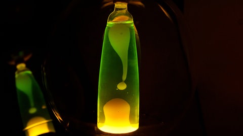 In einer Lavalampe wirkt durch die Leuchte thermische Energie. Sie versetzt die in der Lampe enthaltene Flüssigkeit in Bewegung.