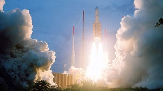 Symbolfoto für die Raumfahrt: hier: Start einer Ariane-5-Rakete vom Weltraumstützpunkt Kourou in Französisch-Guayana.