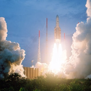 Symbolfoto für die Raumfahrt: hier: Start einer Ariane-5-Rakete vom Weltraumstützpunkt Kourou in Französisch-Guayana.