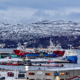 Hafen von Kirkenes in Norwegen mit russischen Fischerbooten: Das Eis in der Arktis schmilzt und so werden Routen frei, auf denen Schiffe schneller als bisher von Asien nach Europa kommen könnten. Wird Kirkenes zum Drehkreuz für die arktische Schifffahrt?