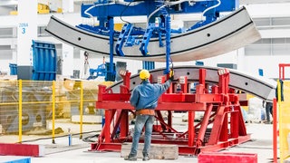 Tübbingfabrik Hinterrigger: Die Tübbinge für den Brenner-Basistunnel werden nach der Fertigstellung per Bahn an die Baustelle gebracht – laut dem Unternehmen entlastet das den Straßenverkehr und ist umweltfreundlicher als der Transport per LKW.