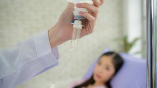 Eine Ärztin bereitet eine Infusion für eine Patientin vor: Das deutsche Gesundheitssystem geht vom weißen männlichen Körper als Norm aus. Mit gefährlichen Folgen