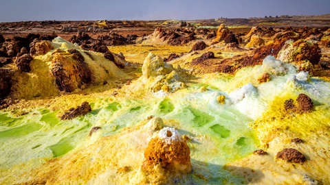 Hydrothermale Quellen kommen in Gebieten mit hoher vulkanischer Aktivität vor und können viele Formen haben.