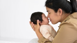 Mutter hält ihr Baby; ihre Nasen berühren sich: Unser Geruchssinn beeinflusst die Mutter-Kind-Bindung, die Partnerwahl, die Kommunikation und kann Krankheiten frühzeitig anzeigen. Gerüche spielen eine unterschätzte, aber zentrale Rolle in unserem Leben.