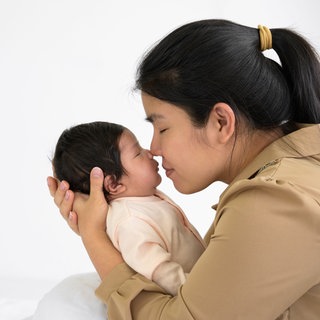 Mutter hält ihr Baby; ihre Nasen berühren sich: Unser Geruchssinn beeinflusst die Mutter-Kind-Bindung, die Partnerwahl, die Kommunikation und kann Krankheiten frühzeitig anzeigen. Gerüche spielen eine unterschätzte, aber zentrale Rolle in unserem Leben.