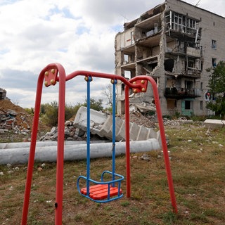 Leere Schaukel in einem durch den Beschuss russischer Truppen zerstörten Wohnblock bei Charkiw: Seit Beginn des russischen Angriffskrieges gegen die Ukraine 2022 wurden tausende ukrainische Kinder nach Russland verschleppt. (Symbolbild) 