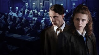Cover zum ARD-Dokudrama "Nürnberg 45 – Im Angesicht des Bösen". Im Vordergrund Ernst Michel (Jonathan Berlin) und Seweryna Szmaglewska (Katharina Stark), im Hintergrund: der Sitzungssaal der Nürnberger Prozesse 