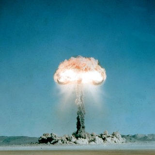 Ein Atompilz steigt nach der Explosion einer Atombombe über dem Testgelände in der Wüste von Nevada auf. (Undatiert)