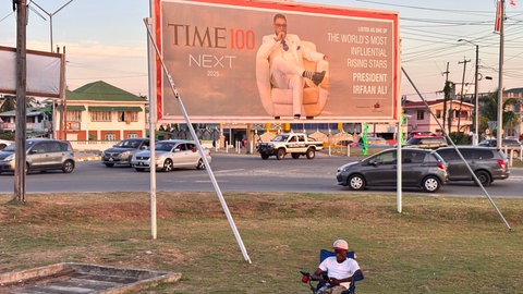 Das Time Magazine hat Guyanas Präsidenten Irfaan Ali 2025 in eine Liste von "The World’s Most Influential Rising Stars" aufgenommen. Seit 2015 Öl gefunden wurde, sind verschiedene Modelle denkbar: Guyana könnte ein neues Norwegen werden und seinen Wohlstand in soziale Strukturen investieren. Oder ein zweites Venezuela, wo der Reichtum Korruption und Instabilität befeuert hat. Oder ein weiteres Nigeria, das unter extremer Umweltzerstörung leidet. 