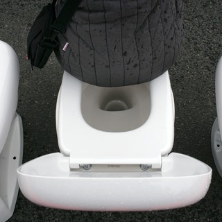 Symbolbild: Eine Frau sitzt auf einem Toilettenbecken