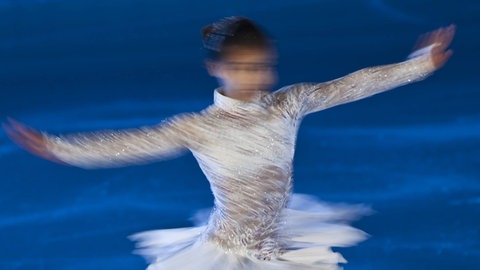 Einskunstläuferin dreht eine Pirouette: Uns wird schwindlig, wenn wir uns kräftig drehen, denn dann kommt die Flüssigkeit im Ohr ins Rotieren. Im Eiskunstlauf und auch beim Tanz greifen die Aktiven daher zu einem Trick. 